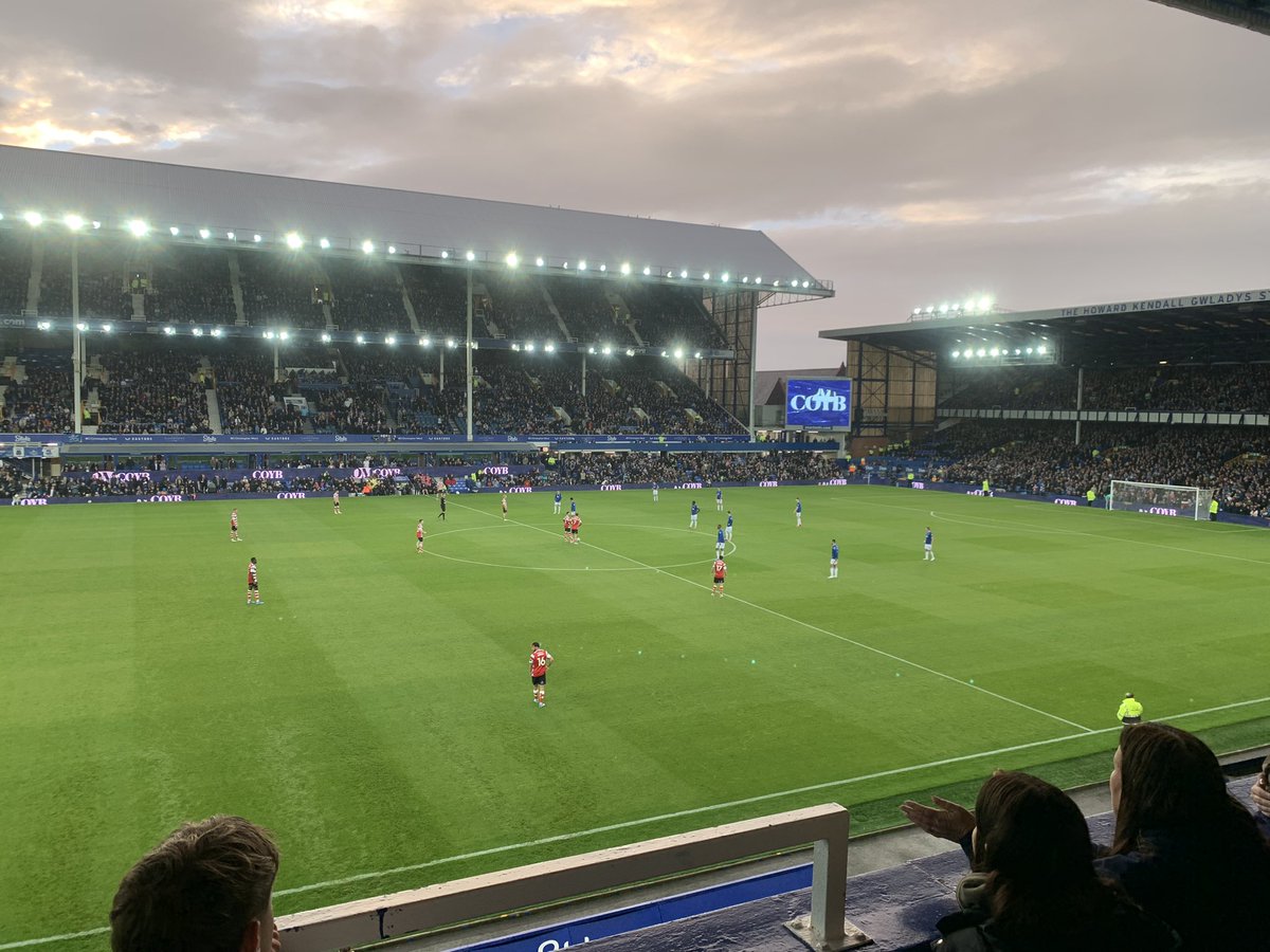 EXSBMSMQ's tweet photo. Magic moment tonight, took my boy to watch Everton at Goodison Park, his first time there and probably my last time at The Old Lady. A lifetime of memories and Saturday afternoons with my own Dad, flooding back https://t.co/7nByOxXipx