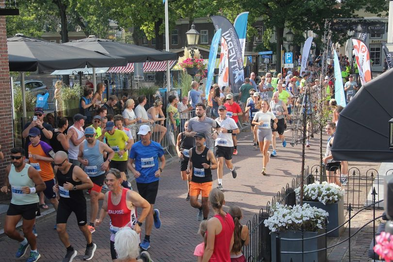 De zomer loopt af en de scholen zijn begonnen. Met nog twee weken te gaan, gaat op zondag 15 september 2024 de 48ste editie van de Sluizenloop van start in Nieuwegein!
De voorinschrijving sluit binnenkort. Wees er daarom gauw bij! Ga gauw naar sluizenloop.nl en doe mee!