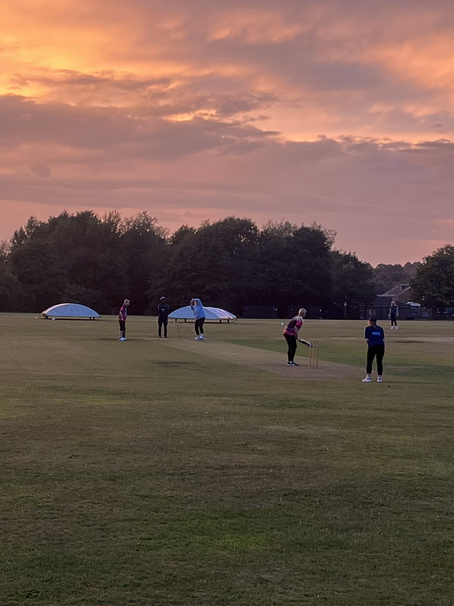 Our flamingos in action tonight! 🦩🏏 

What a team, what a first season!!

Well done ladies!! 💕#weareoldswinford