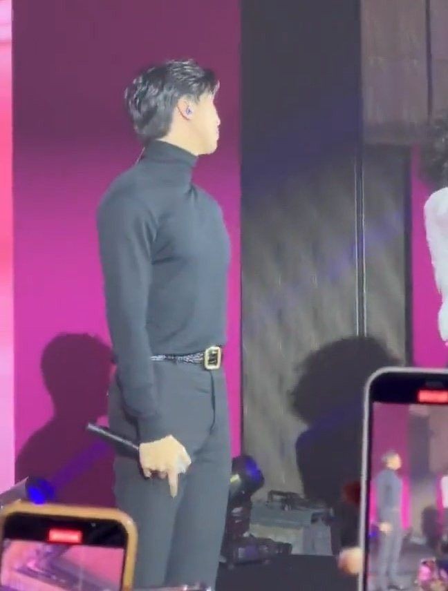 Peitos estufados, lares destruídos.