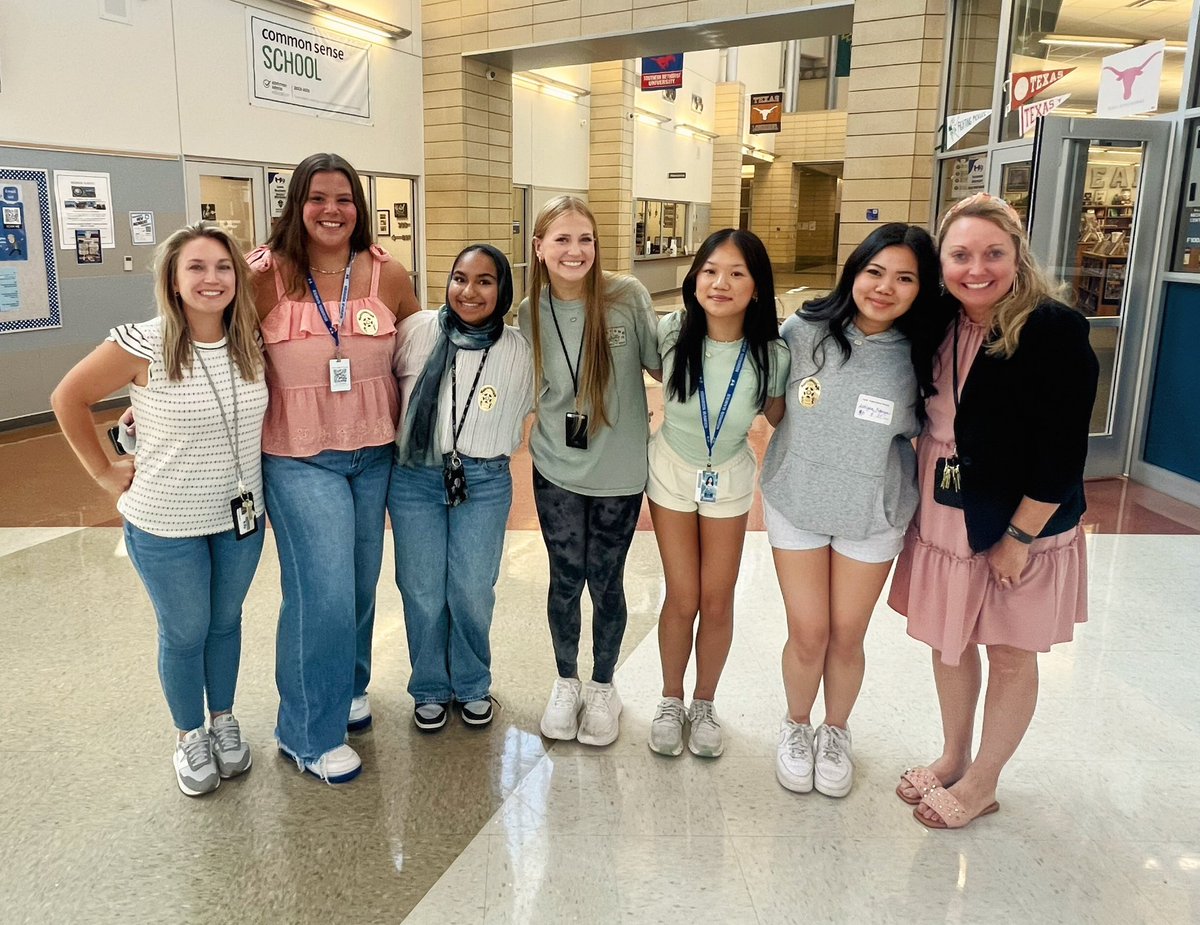 It was so wonderful seeing these Class of 2027 Hawks today! We miss you all so much at Hebron 9 but love seeing you shining as sophomores! ✨