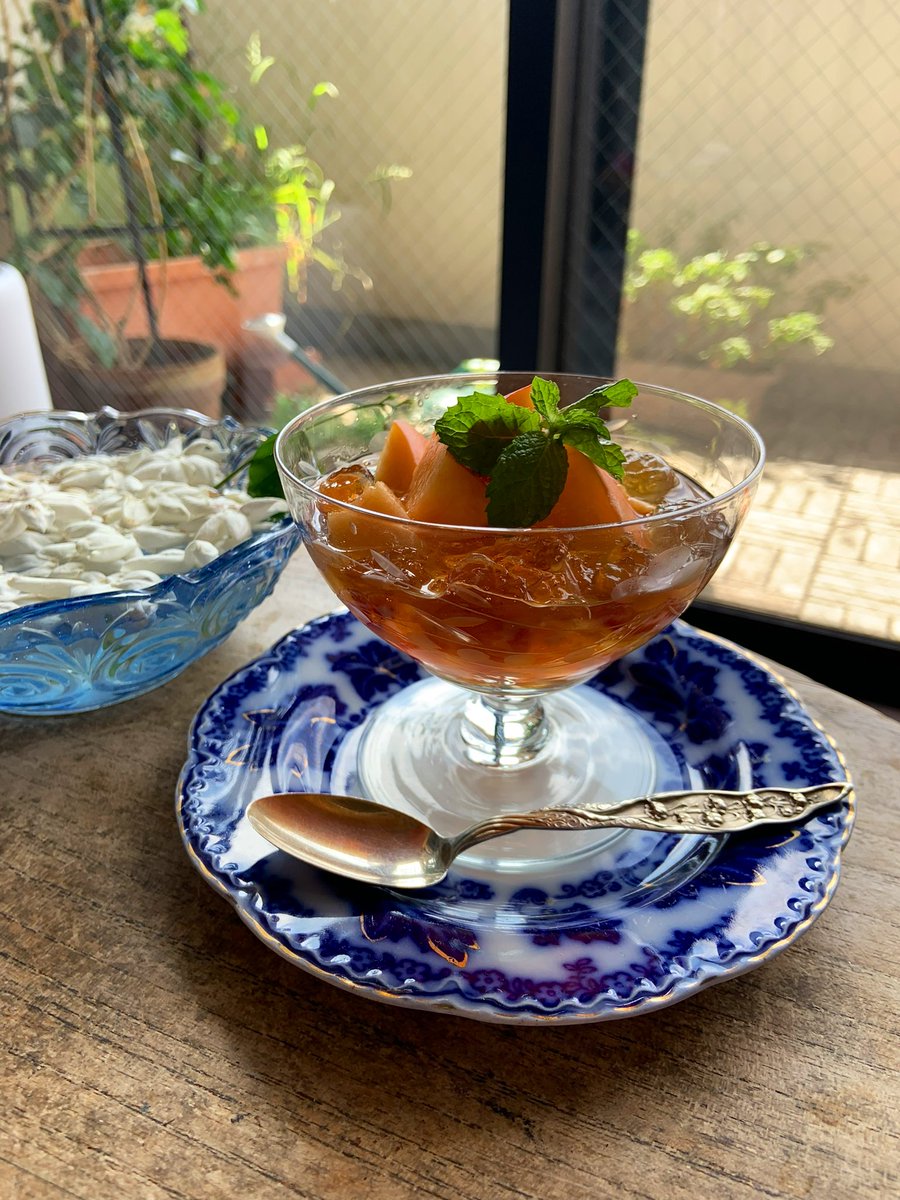 桃膠は桃の樹液ですから桃との相性が非常によろしいです。糖水で煮て冷蔵庫で冷やしたらレモン汁とペパーミントリキュールをほんの少したらして器に盛って適当に切った桃をこんもりのせる。私は桃の皮付きは気にならない、というか皮付きの方が美味しく感じるけど、丁寧に洗ってもどうしても多少の産毛