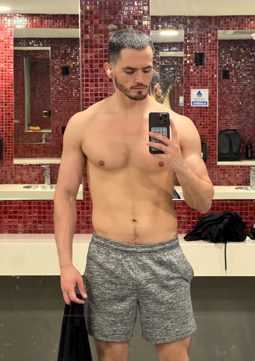 MartinGBarba's tweet photo. Por un mundo con espejos más limpios en el gym. https://t.co/EXF3HTWS22