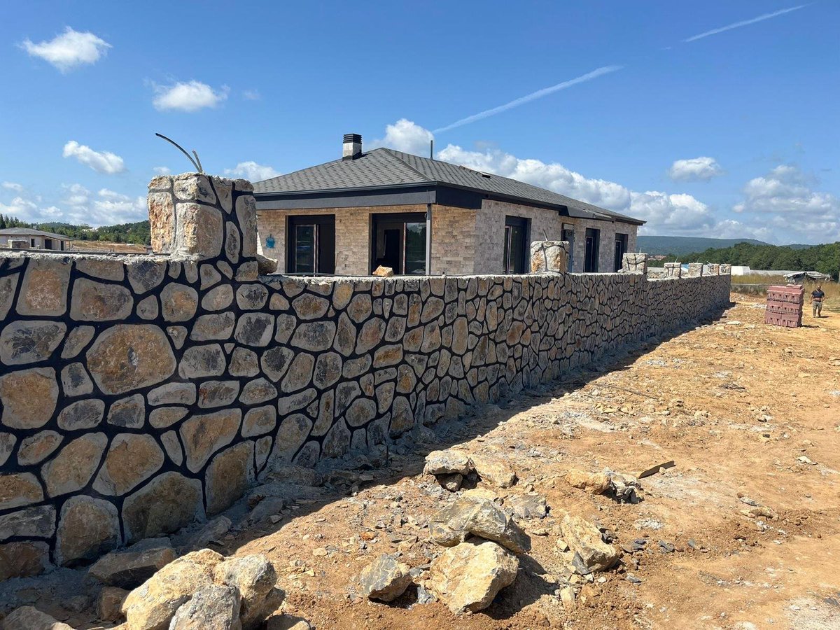 Bahçe taş duvarları, mimari estetikten fonksiyonelliğe kadar birçok açıdan önemli bir rol oynar. Estetik katkılarının yanı sıra, dayanıklılık ve çok yönlülük gibi özellikleriyle de tercih edilirler. Bahçe taş duvarları, peyzaj projelerinde sıklıkla
tasustasi34.com/bahce-tas-duva…