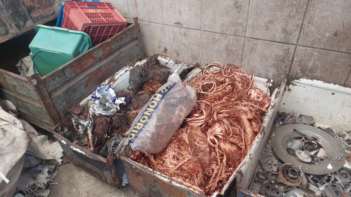 NotciasRio1's tweet image. Diversos cartuchos de #fuzil e cerca de 200 quilos de cobre foram apreendidos por nossos policiais do #14BPM, durante operação conjunta com a #SEOP e a Rio Luz, realizada em Magalhães Bastos, #ZonaOeste. Uma pessoa foi detida na ação.