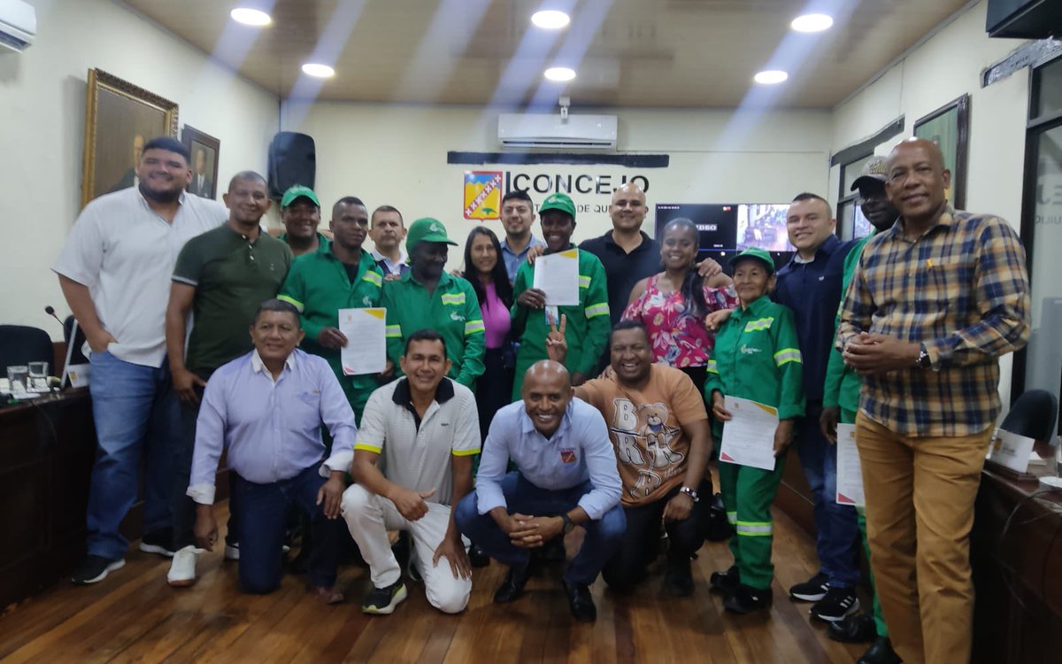 Hoy hicimos reconocimiento a trabajadoras y trabajadores (escobitas y recolectores de basura) de la empresa EmQuilichao.
Que vivan los trabajadores del mundo!
Porque somos los que movemos el mundo ✊✊✊