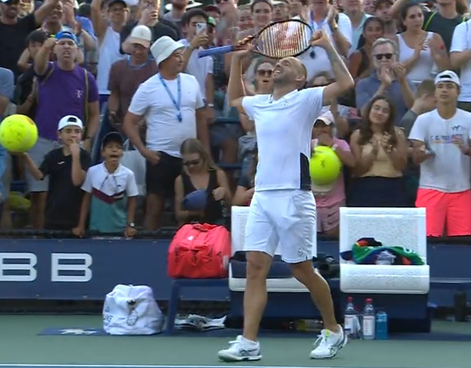 INCREDIBLE. Daniel Evans, who is now outside the top 100, wins the last 6 games of the 5th set from 0-4 down in the 5th set and beats Karen Khachanov 6-7(6), 7-6(2), 7-6(4), 4-6, 6-4 in the longest match of the #USOpen history.

5h35.

Into R2.
