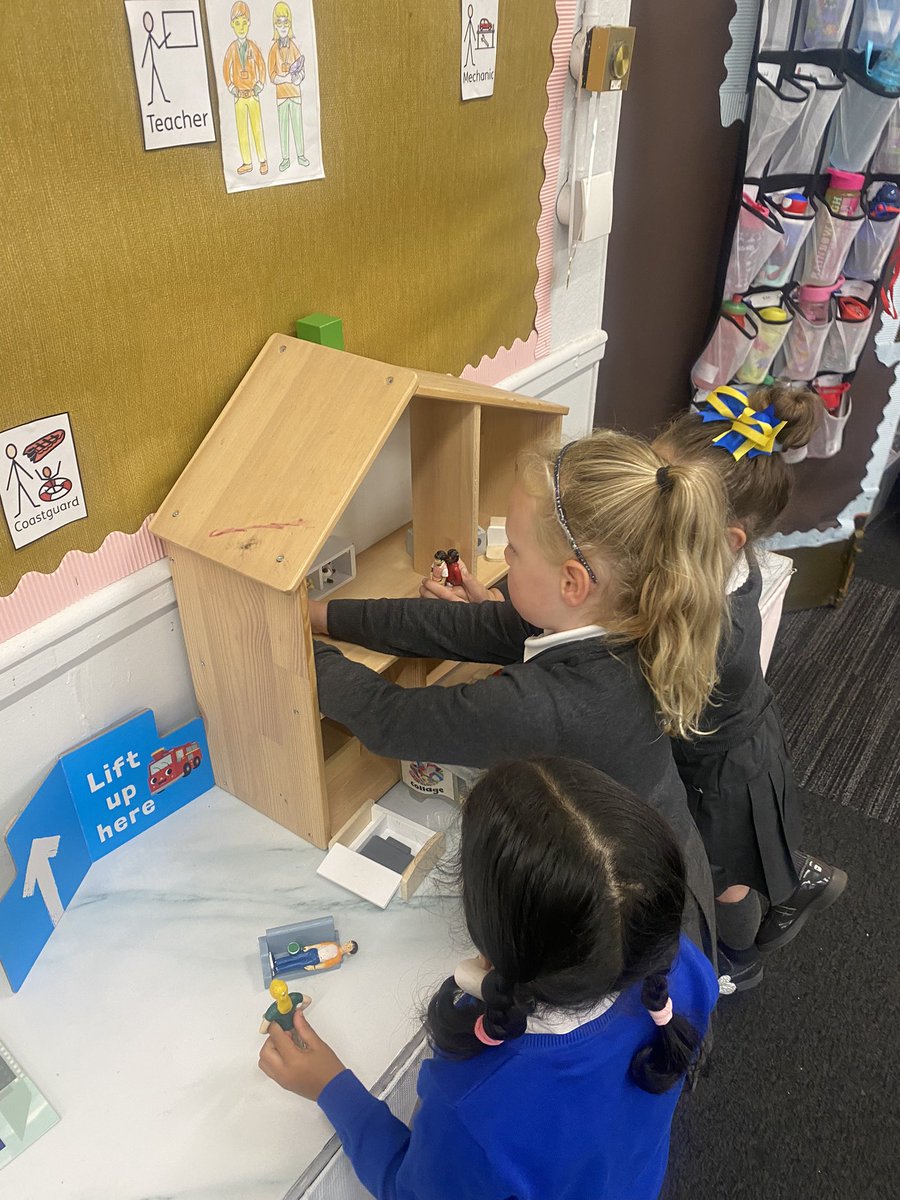 ToryglenPS's tweet photo. Our new P1 children are settling in really well  and enjoying their learning through play. It is great to see how well they are all getting on with their p2 friends . https://t.co/Elpag48FLE