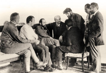 PamphletsNM's tweet photo. Friends of Communism!

(Nicola Bombacci, prominent Italian Communist and Fascist standing behind Vladimir Lenin) https://t.co/QDvWtm0DOS