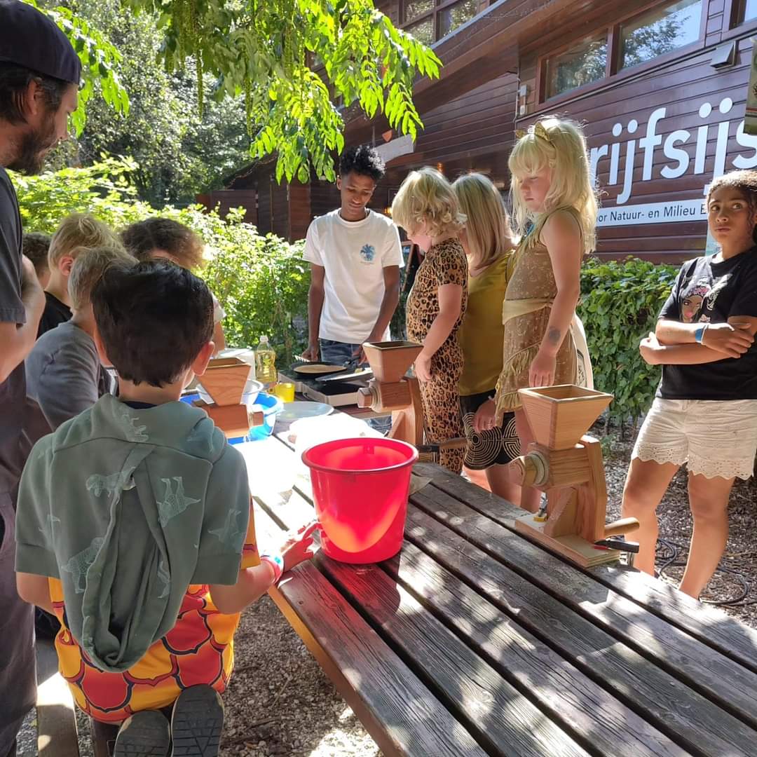 Wist je dat het bij ons in het park een stuk koeler is dan in de stad of op het strand?  En als het toch te warm wordt 🥵 dan kun je een duik nemen in onze vijver of vernieuwde waterspeeltuin! 💦🏖️☀️ <a href="/deNatureluur/">de Natureluur</a>

Onze activiteiten zijn van 12u tot 16u! #sloterpark