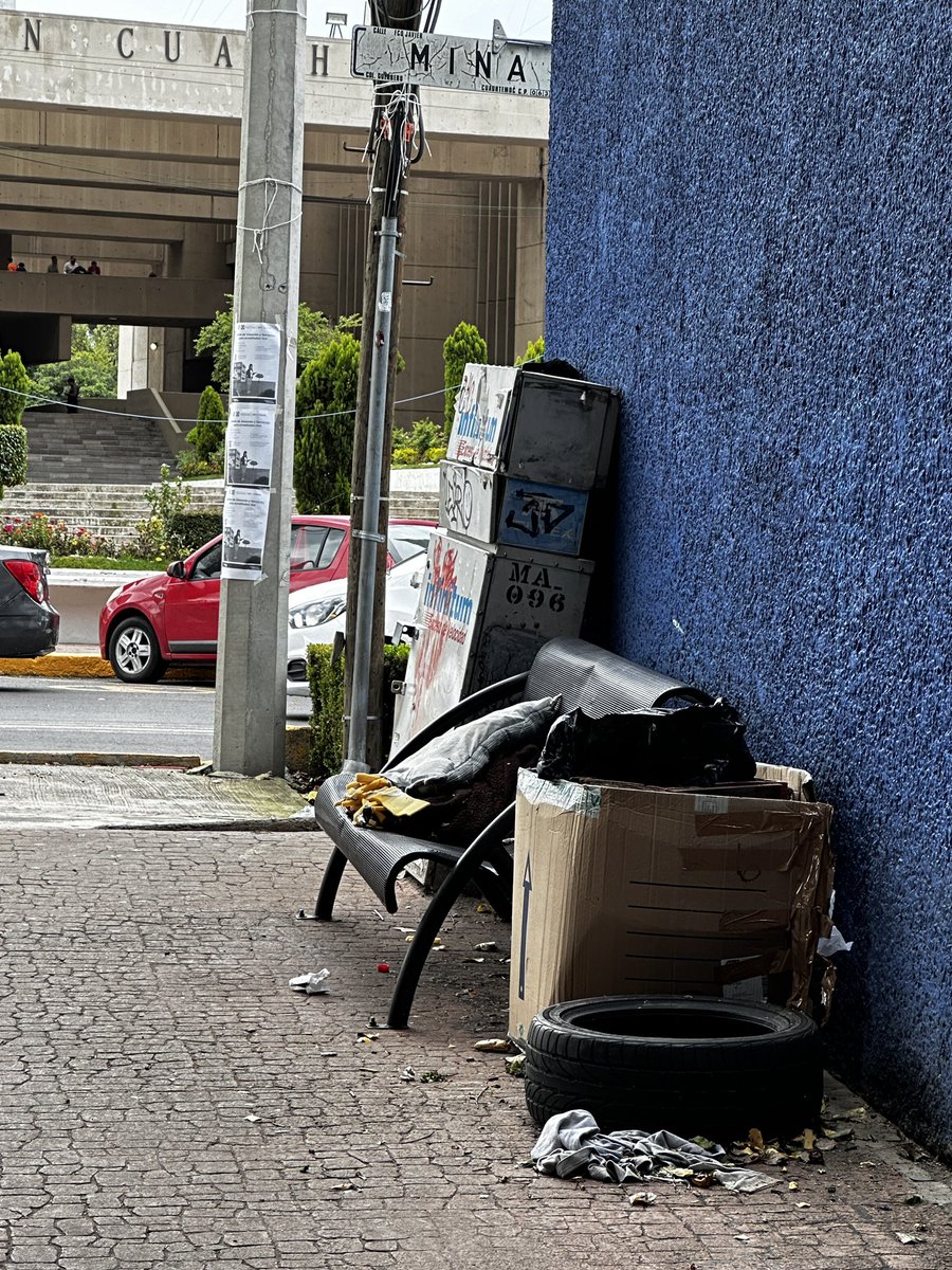 MarioSumuanoZ's tweet photo. @AlcCuauhtemocMx por favor ayuda!! Hace dias que esta persona en situación de calle agredió a niño, y a adultos, duerme en la banca y tiene instalado un basurero en una banca pública. Es sumamente peligrosa.Ya golpeó a varias personas. El personal de @SSPCMexico no logra resolver https://t.co/7SSA83oZ63