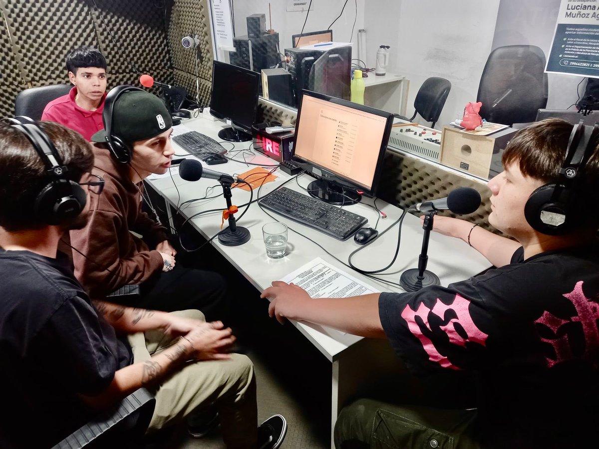 GiovanettL's tweet photo. #InstaCodigoAdolescente un programa radial producido y conducido por #Adolescentes de la #CiudadDeNeuquen 📟📻
@capital_885 @DDHH_RI_CI @munineuquen https://t.co/V8nXyohQg2