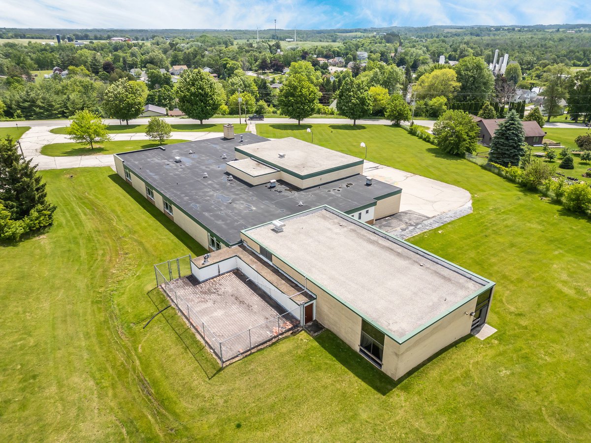 zillowgonewild's tweet image. IT’S back to school time and what better way to go back to school than to literally buy a former school?? 

This Cascade, WI home has over 17k sq ft, sits on 18.43 acres and is currently listed for only $849,000.