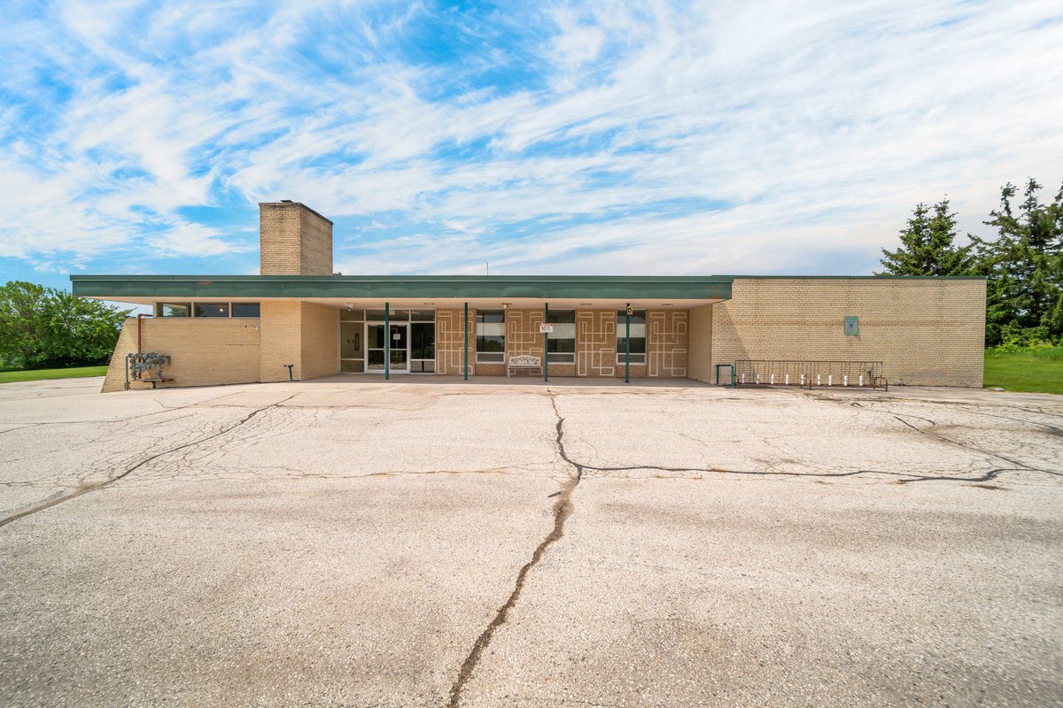 zillowgonewild's tweet image. IT’S back to school time and what better way to go back to school than to literally buy a former school?? 

This Cascade, WI home has over 17k sq ft, sits on 18.43 acres and is currently listed for only $849,000.