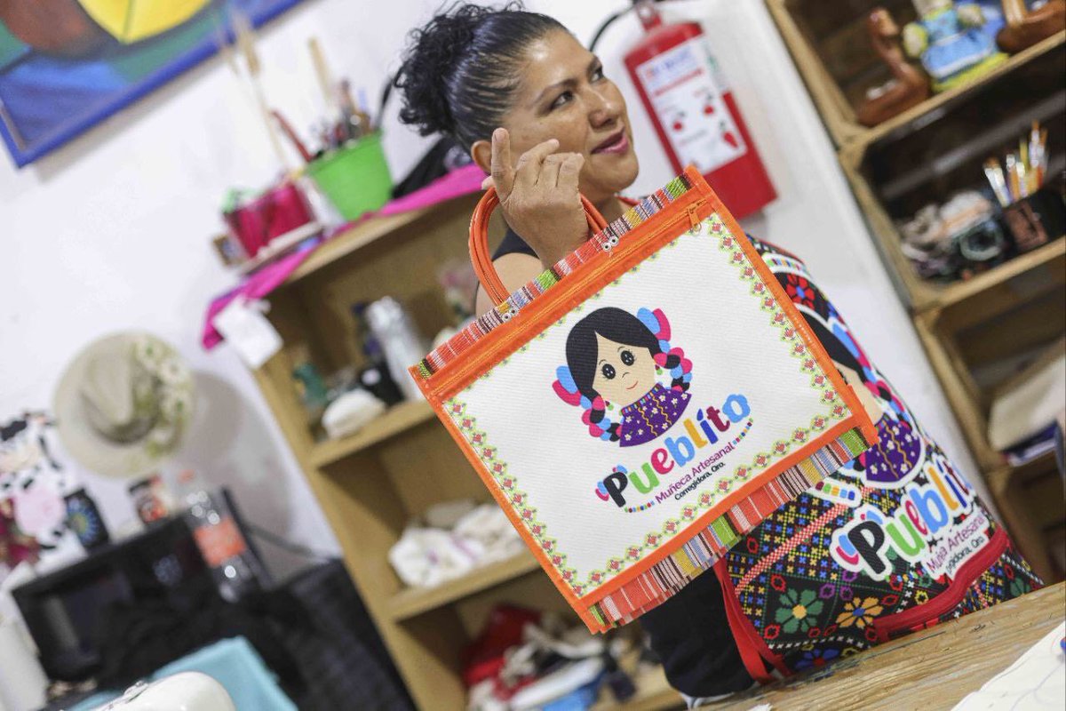 MpioCorregidora's tweet photo. Ella es Pueblito, la muñeca de nuestro municipio. Creada por artesanas de #Corregidora, que trabajan todos los días para seguir poniendo a nuestro municipio como #OrgulloDeQro. Conózcanla, se encuentra en la Casa de las Artesanías, frente al Santuario. #ArtesanosCorregidora https://t.co/RmY6FpCVWW