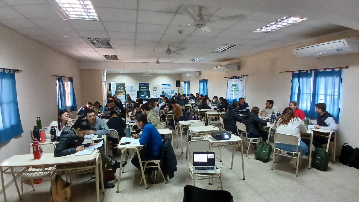ReussiNahuel's tweet photo. Arrancamos a sala llena en Gral. Pinedo- Chaco junto a @NStahringer. Curso de posgrado en Fertilidad de Suelos y Fertilización de Cultivos de @AgrariasUnne. Del paper al lote💪🌽💪. Gran equipo. https://t.co/sDiBlWOW3X