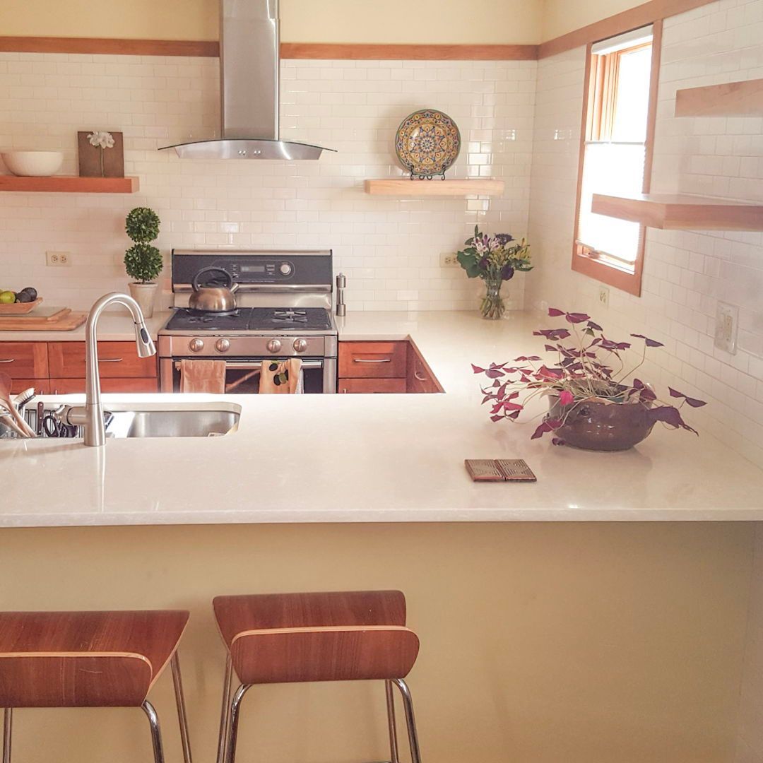 Lighten up your space with one of our nine white glazes. This kitchen features Gloss Avalon to create an extended backsplash - making the room feel more open and vibrant.

What shade of white would you choose? Explore our design guide to see your options! buff.ly/3JrmrKK