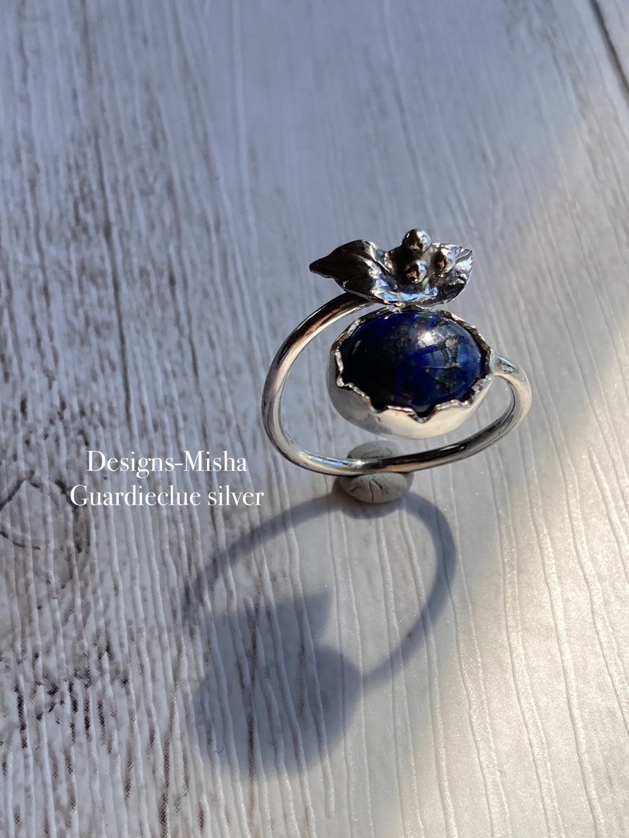 designs_misha's tweet photo. 新作💍ベリーのリング🫐
沢山アクセスいただき
ありがとうございます+*・
ラピスラズリの深い色味に合わせて
ほんのりいぶし加工してあります。
11〜13号のフリーサイズ
https://t.co/KMgkUHepS7 @BASEec
#Silver #シルバーアクセサリー
#sv950 #ブルーベリー https://t.co/tWXk9yjaRz