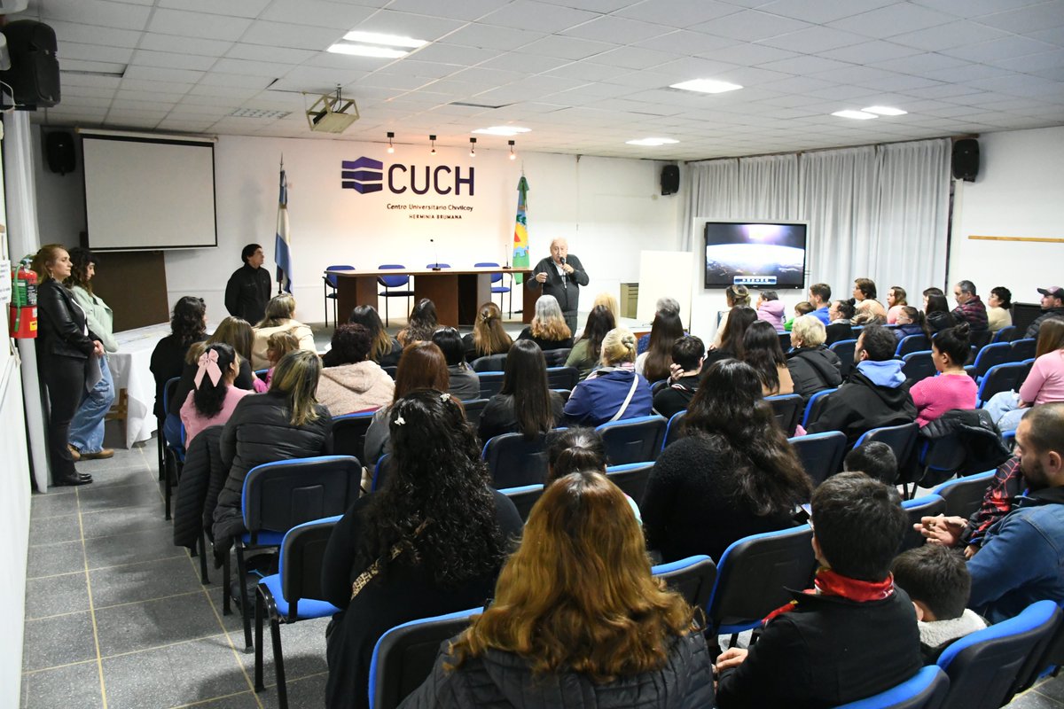 MuniChivilcoy's tweet photo. 👨🏻‍🍳👨🏻‍🔧 Programa de Capacitación en Oficios

🎓 Realizamos la entrega de los certificados a los 123 estudiantes que finalizaron sus cursos

🔸Se trata de un dispositivo de trabajo conjunto entre la Secretaría de Desarrollo Social y el CUCH

🔍https://t.co/ykQkhax0DW https://t.co/rxCgqkpnMH