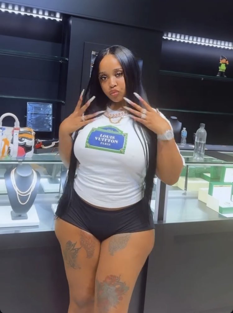 keeepitabuckk's tweet image. Who tf did her bbl