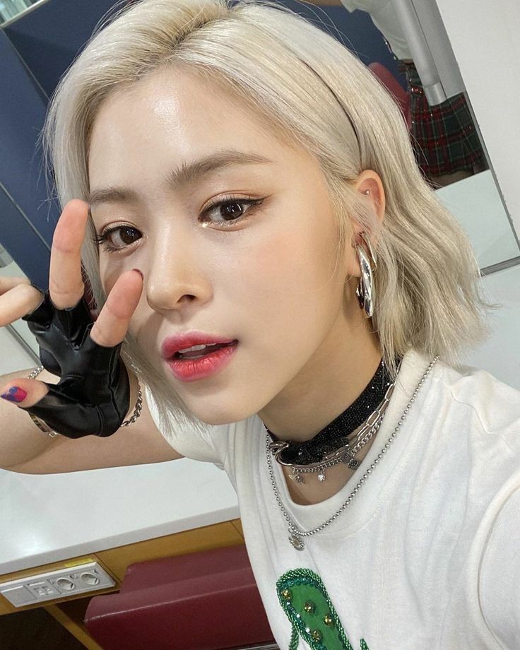jihyejsj's tweet photo. โ
โ โ โ โ โ โ โฆ ๐ ๏นซjihye
ษดแดแดก ๐ด ๐ฝ๐ผ๐๐ #jsjpics.
dando o ar da graรงa nessa rede social apรณs virar fugitiva. https://t.co/o83xy0QeqH