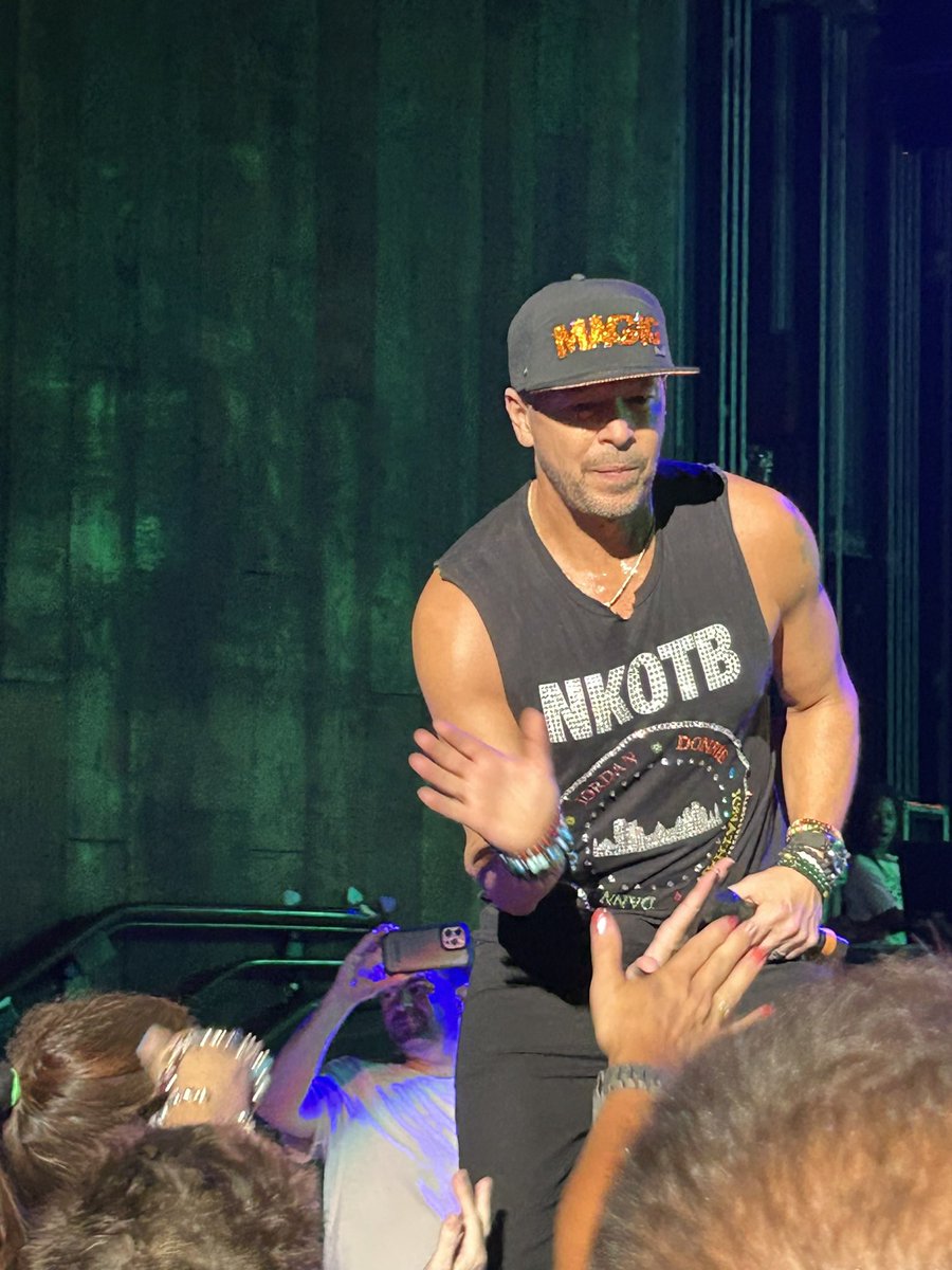AishaNH's tweet photo. How can one help but love and adore @DonnieWahlberg ??!!!! What a guy!! ❤️😍🥰 https://t.co/p9jzHgHclk
