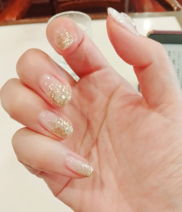 ケルビムイメージでネイルしてもらいました👓👠

ダイヤモンドと💎
赤～銀に変化するダイヤモンド💎
あとは黄グリッターでキラキラに✨✨✨

うーん、もっとキラキラなんだけど綺麗に撮れない😂 