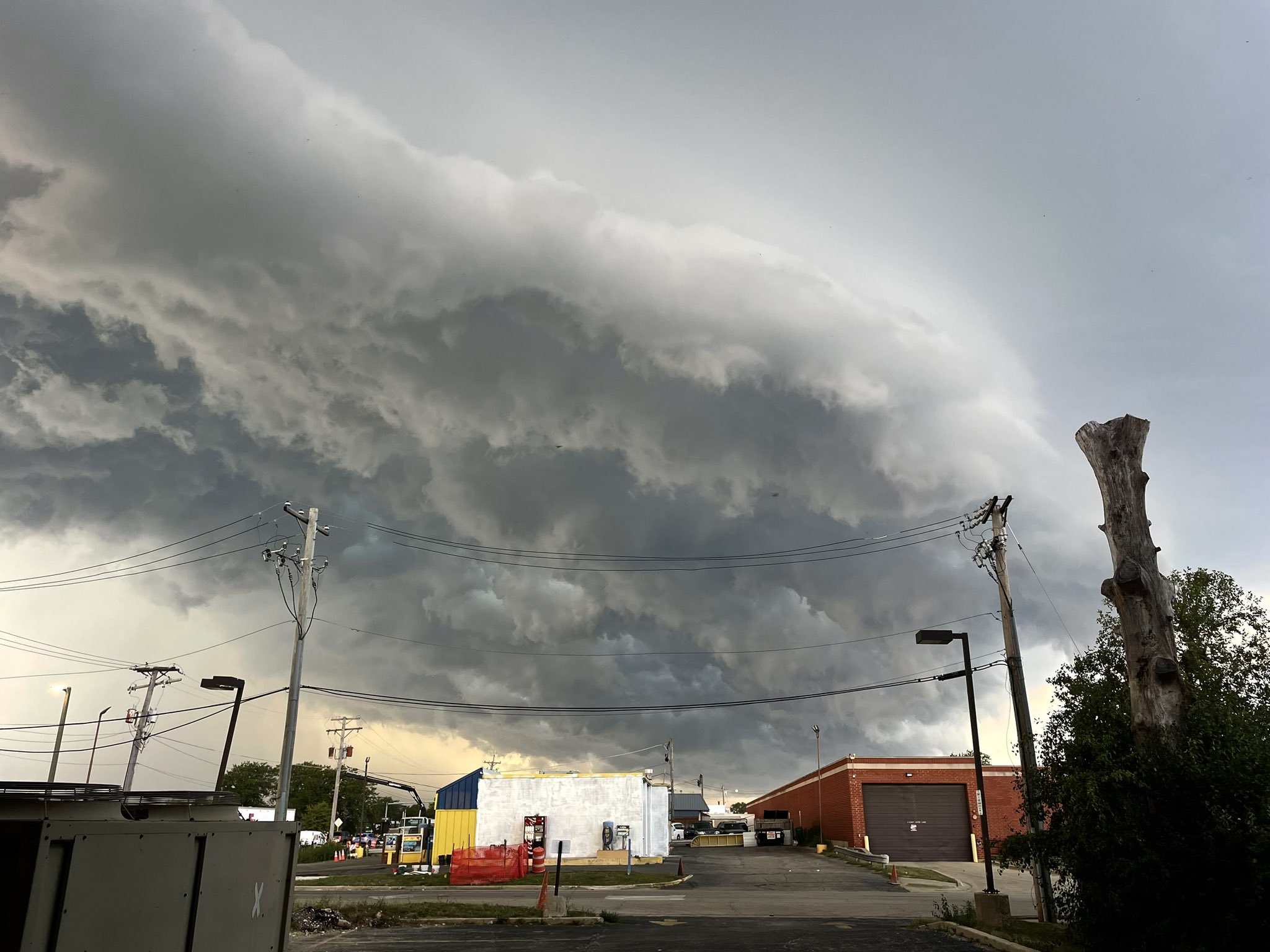 Kris Habermehl on X: "This was the view from Prospect Heights looking north  into Wheeling shortly before 6:30 pm, as the first ragged shelf passed by.  Note the transition to rain &