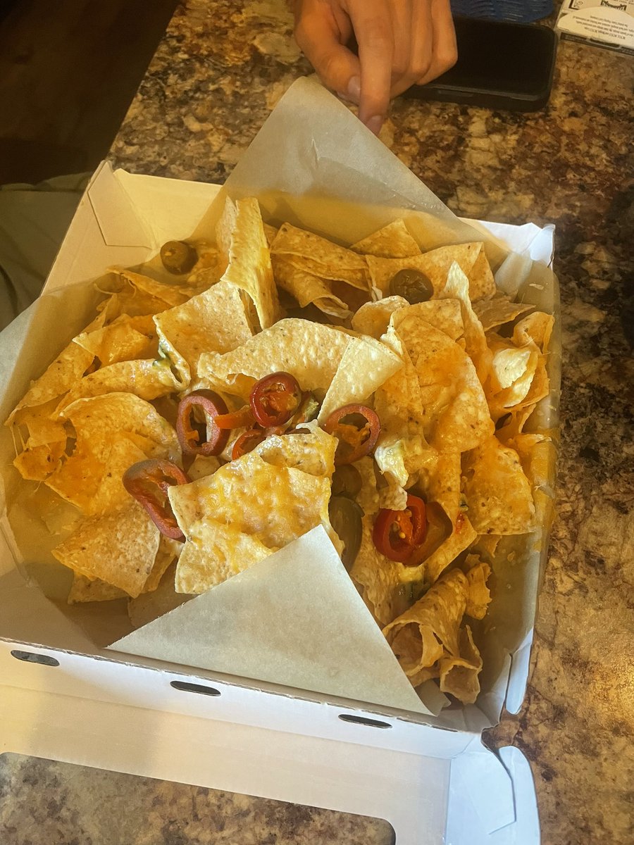 _tayfielding18's tweet photo. @BWWings i beg your finest pardon, where are my toppings??? did i really pay $12 for just tortilla chips https://t.co/Pgyr376z43