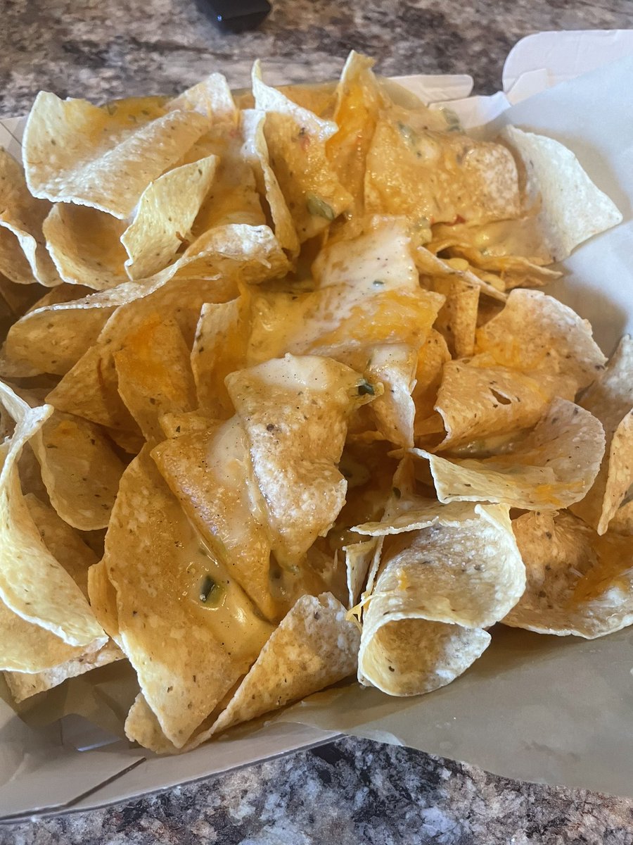 _tayfielding18's tweet photo. @BWWings i beg your finest pardon, where are my toppings??? did i really pay $12 for just tortilla chips https://t.co/Pgyr376z43