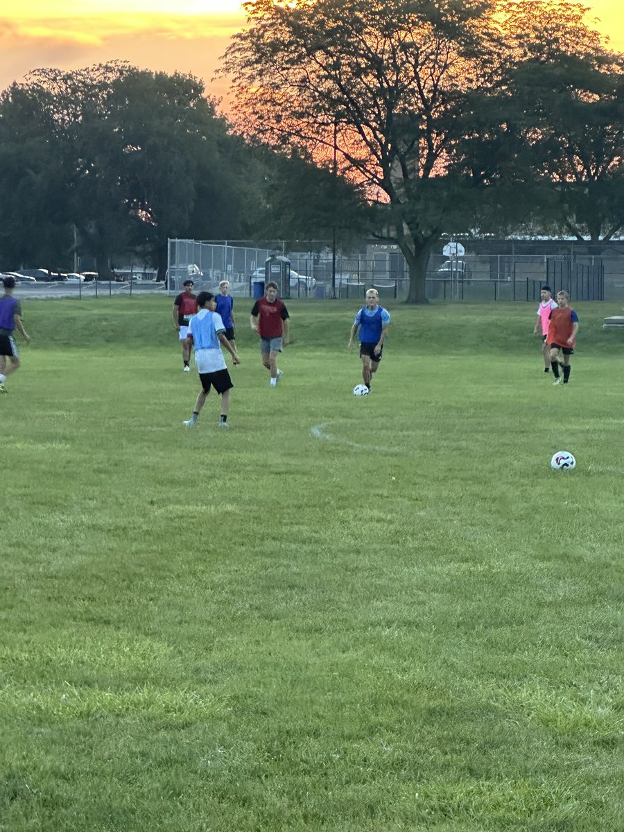 SoccerBeecher's tweet photo. Nothing better than the sun coming up on a great training session. #family #heatdays #hardwork https://t.co/1Io3Pmhsu0