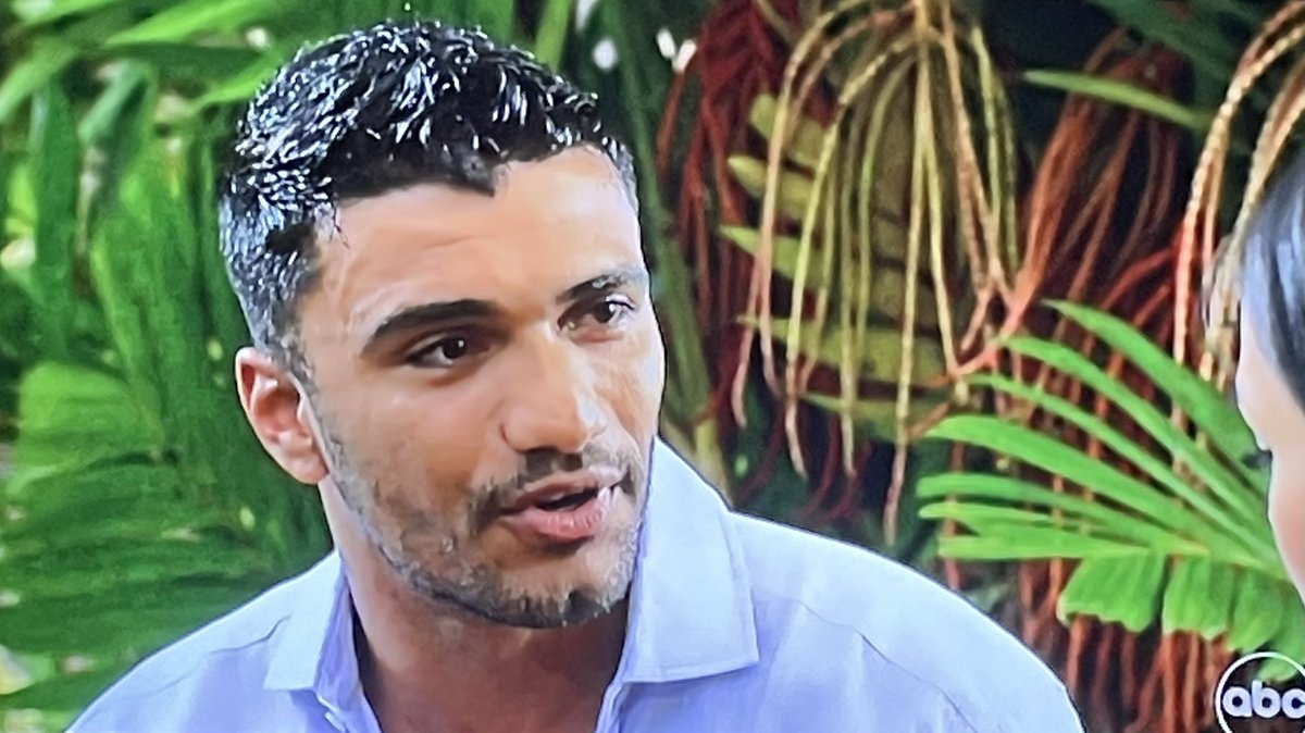 ShesAllBach's tweet image. I haven’t seen a fumble from a Bachelorette this hard since Hannah dumped Tyler #TheBachelorette