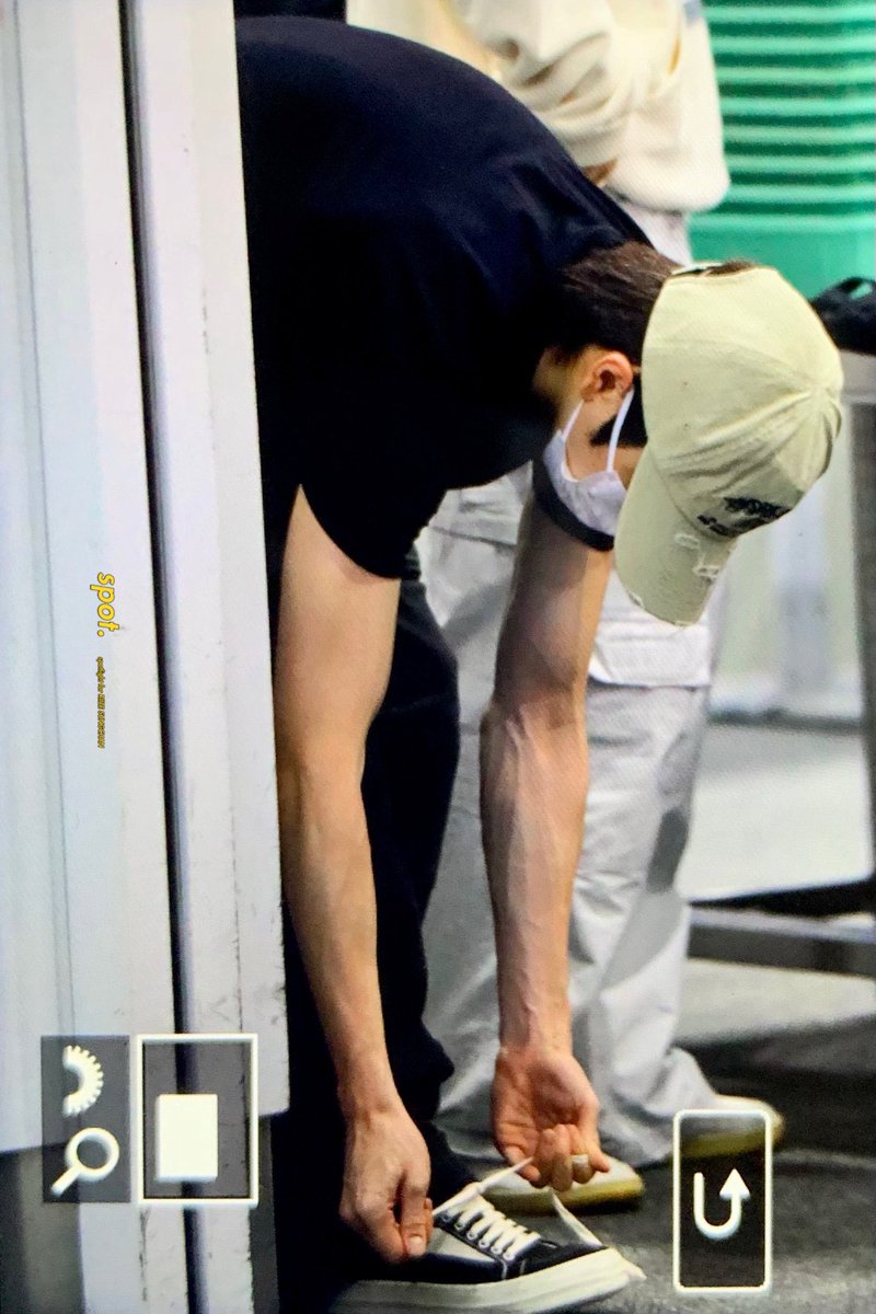 신발끈묶는정성찬팔뚝봐봨ㅋㅋ아나진짜미치겟내