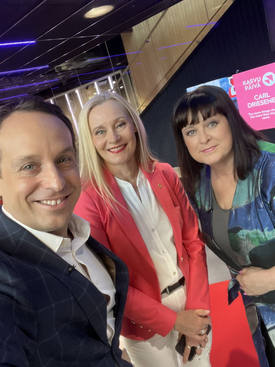 Työn murroksesta puhumassa Akavan Maria Löfgrenin kanssa. Jesse Kamras haastatteli.