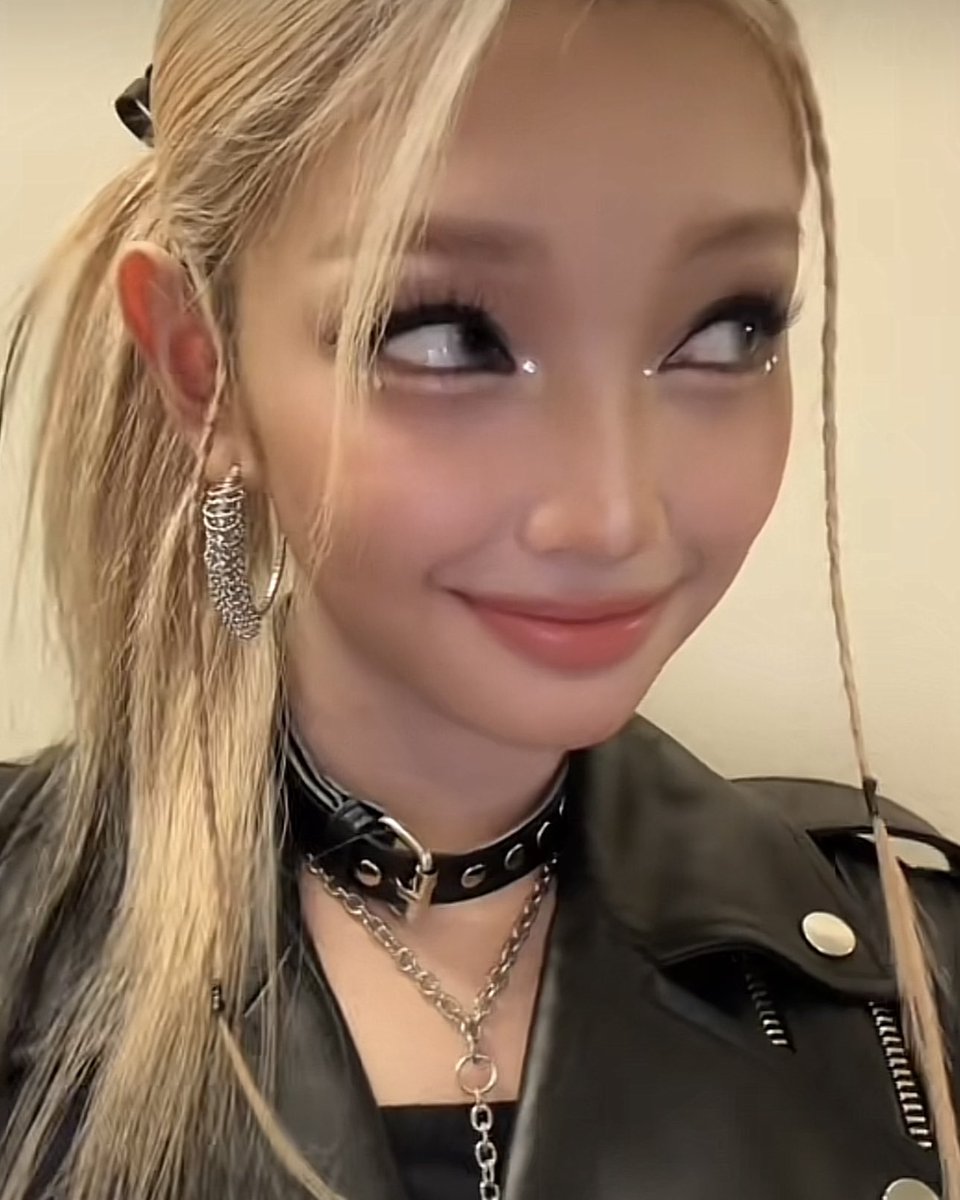 gehleecontent's tweet photo. UNIS Tiktok update with Gehlee 🖤 Our rock princess 🤘🏼

#GEHLEE #젤리당카 #UNIS https://t.co/pnHwtsXw33
