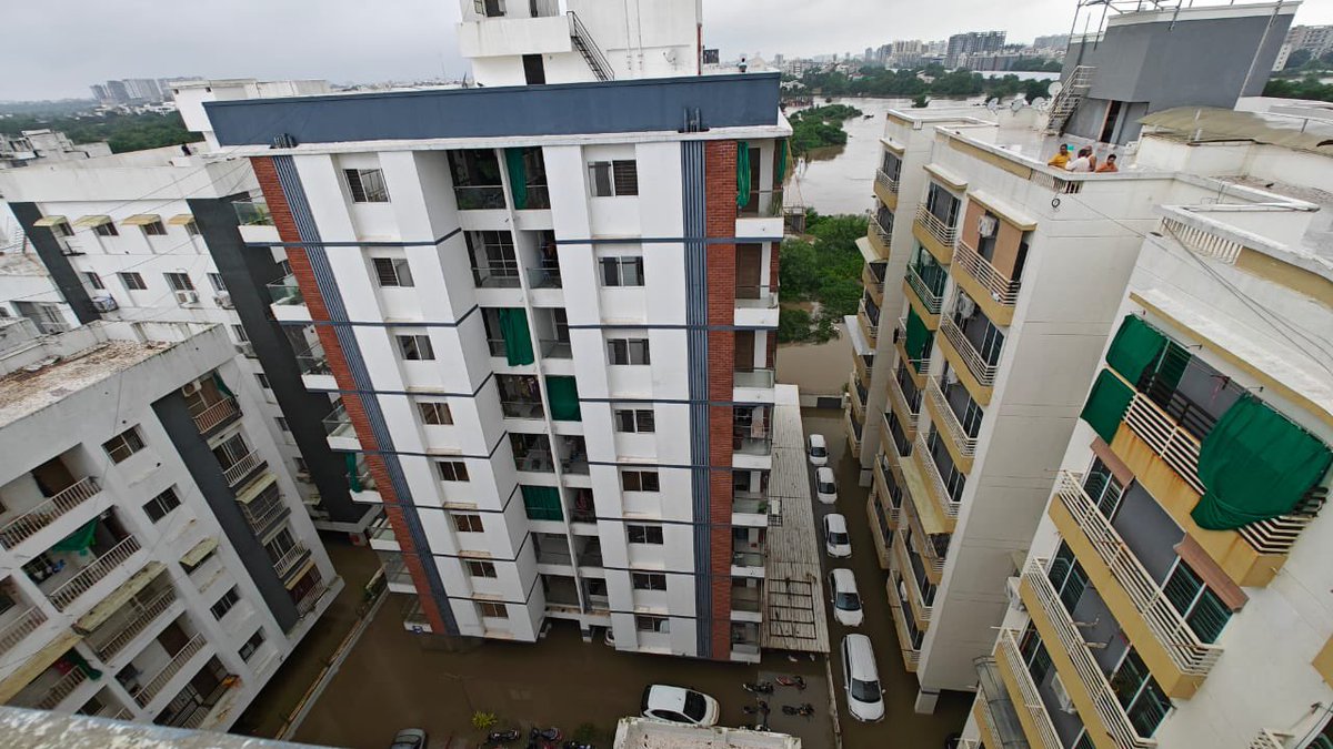 KDTechnology's tweet photo. Please Help near Sama - Harni Road , Vadodara
Society names are as below, blue ocean, temple view, madhuvan Clublife, siddheshwar hillarious, amardeep heights, dhyan residency etc
#help #Vadodara #RSS #vmc #pmo #cmogujarat #gujratrain https://t.co/70fLdrFsC2