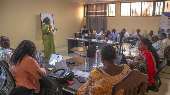 Aout 2024, à Goma 🇨🇩 s’est tenu un atelier d’analyse du niveau de prise en compte des besoins des femmes dans les outils de  planification des territoires et des villes avec 25  participant·e·s. 
Programme #FemmesEnRoute avec l'appui d' <a href="/ALBOANongd/">Alboan</a>  ♀️🕊️🪖
CC <a href="/BihambaJustine/">Justine Bihamba</a>
