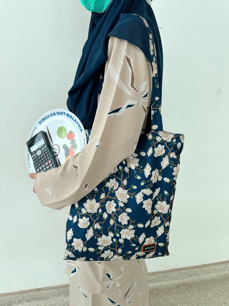 nnjeehaz's tweet photo. Realiti seorang Dietitian 😂 :

✅ Calculator nak kira kalori, protein dan carbohydrates etc

✅ Pinggan Sihat Malaysia - Untuk tunjuk contoh macam mana nak amalkan Suku Suku Separuh

✅ Bag untuk letak educational tools, mangkuk, sudu, senduk etc

🩺 mana pernah guna ❌😂 https://t.co/F1HfmNpCqt