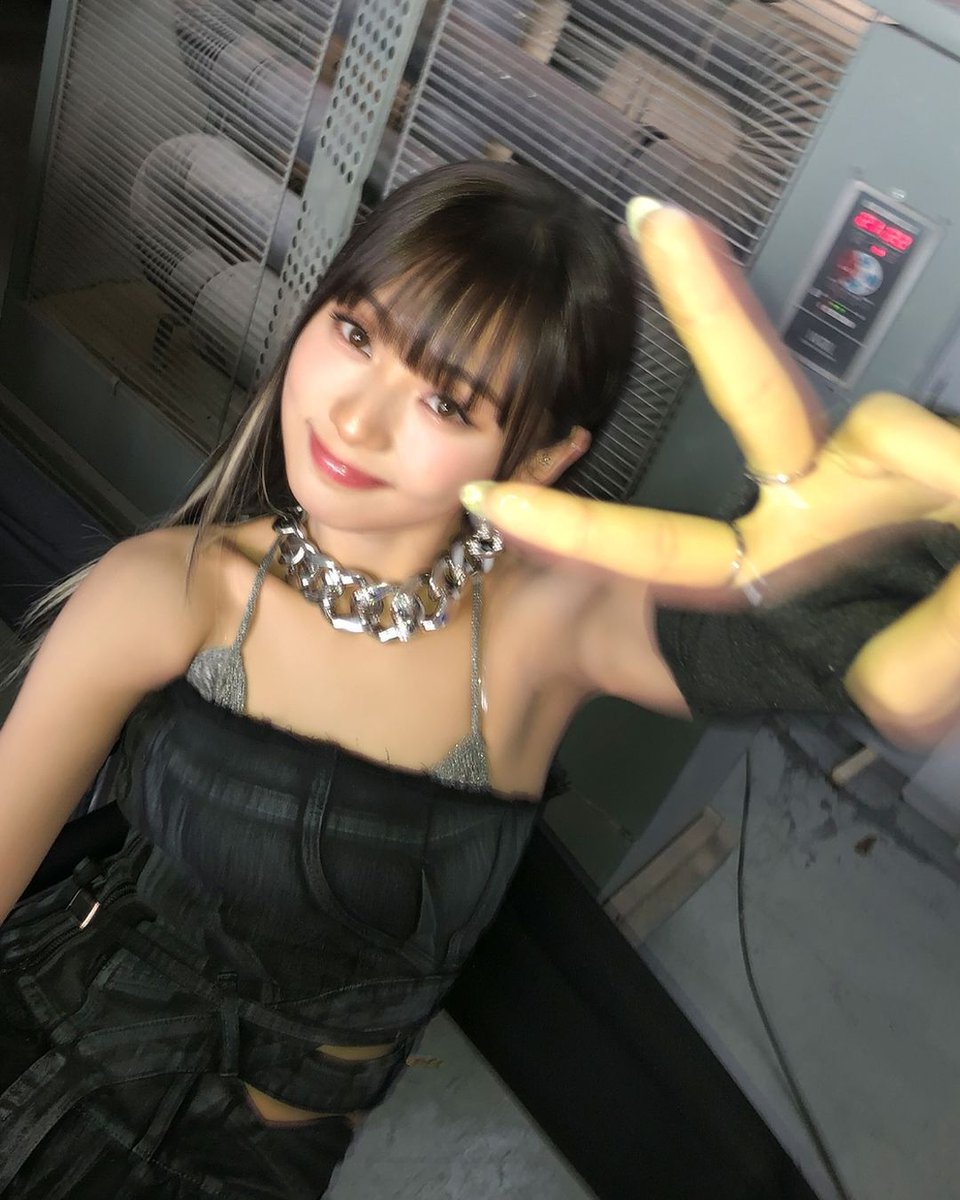 bellearchived's tweet photo. Me when I'm the cutest girl ever #UNIS #유니스 #HYEONJU #진현주 #Cignature #Belle #시그니처 #벨 https://t.co/IoIWkd9rXn