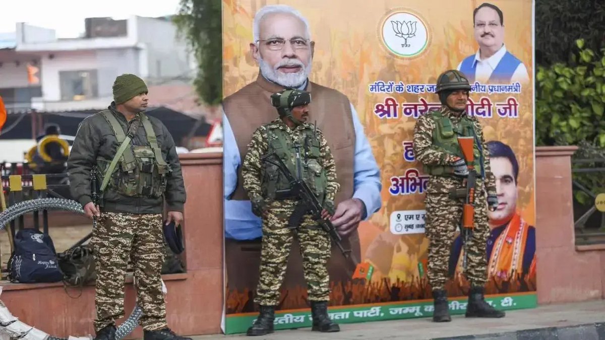 RaviV02's tweet photo. 🗳️ Your Vote, Your Voice: With CRPF ensuring security, let’s make sure to exercise our democratic right and vote!
#Elections2024 #JammuAndKashmir #CRPF #VoteSafely
#JammuAndKashmirElections https://t.co/uNydFg6ox1