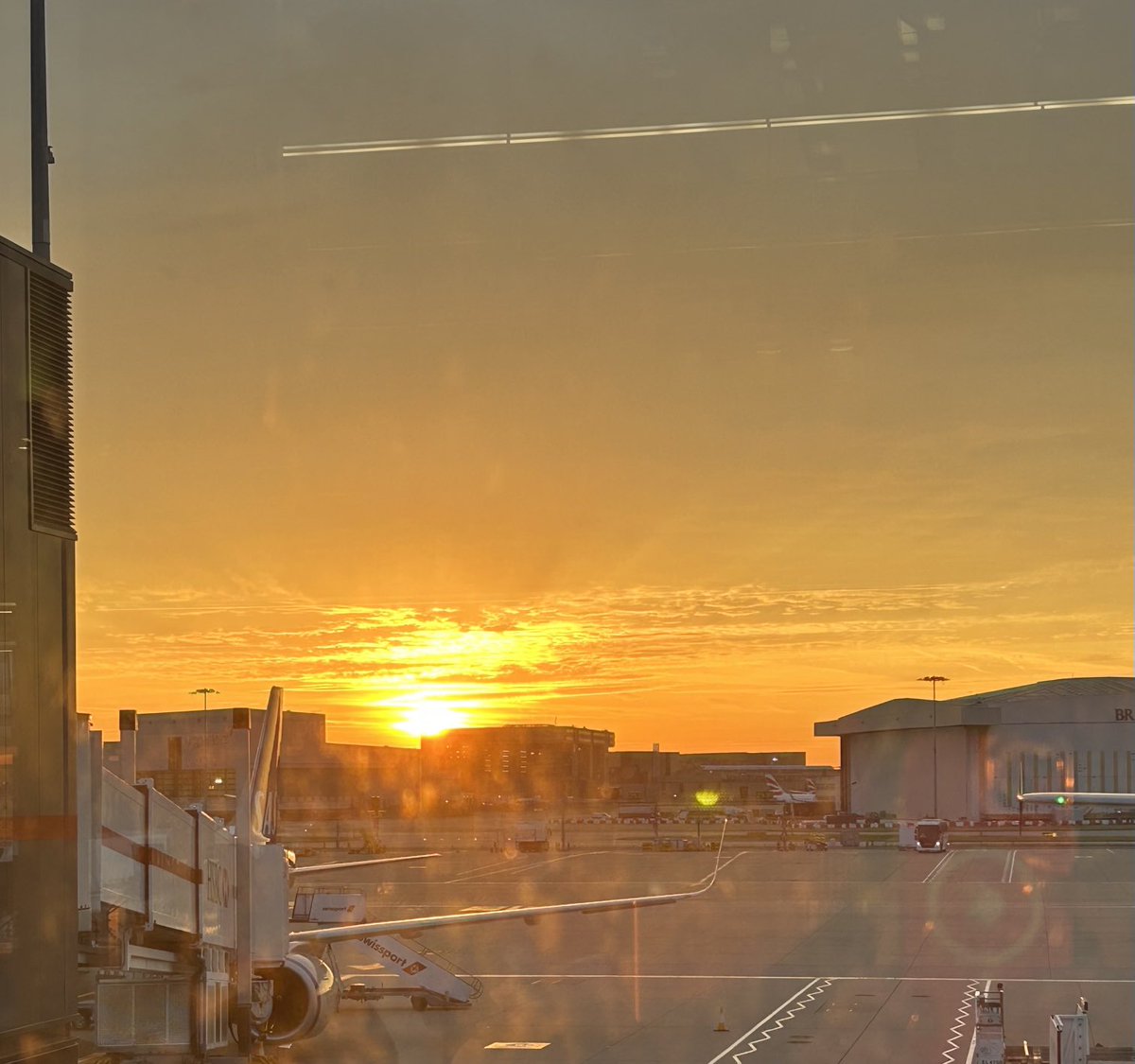 Getting up at 4am for a business flight does have some perks occasionally - sensational sunrise over Heathrow today  ☀️🌅🕶️