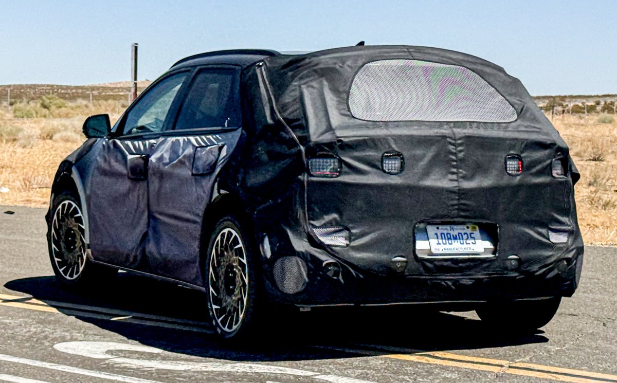 ShorealoneFilms's tweet photo. Caught a 2026/27 Hyundai EV test Mule out near Mojave today. #AutoSpy 08-27-24 https://t.co/mZWVkrGLJb