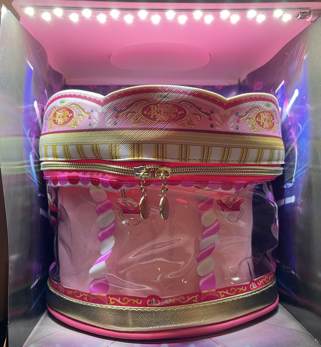 riririsml's tweet photo. ブース復活してるみたい🎠🎡🎢
品質はその……ビニールの部分がどうしても……ね🥹՞
中の方のポーチは堅めのしっかりした作り。
煌びやかに撮影しようと思ったけど、ぎうぎうだった( ߹𖥦߹ )
#実景品ブースでアシスト
#4000円近い高級バニティ
#NoVAnity https://t.co/t3toAqabEk