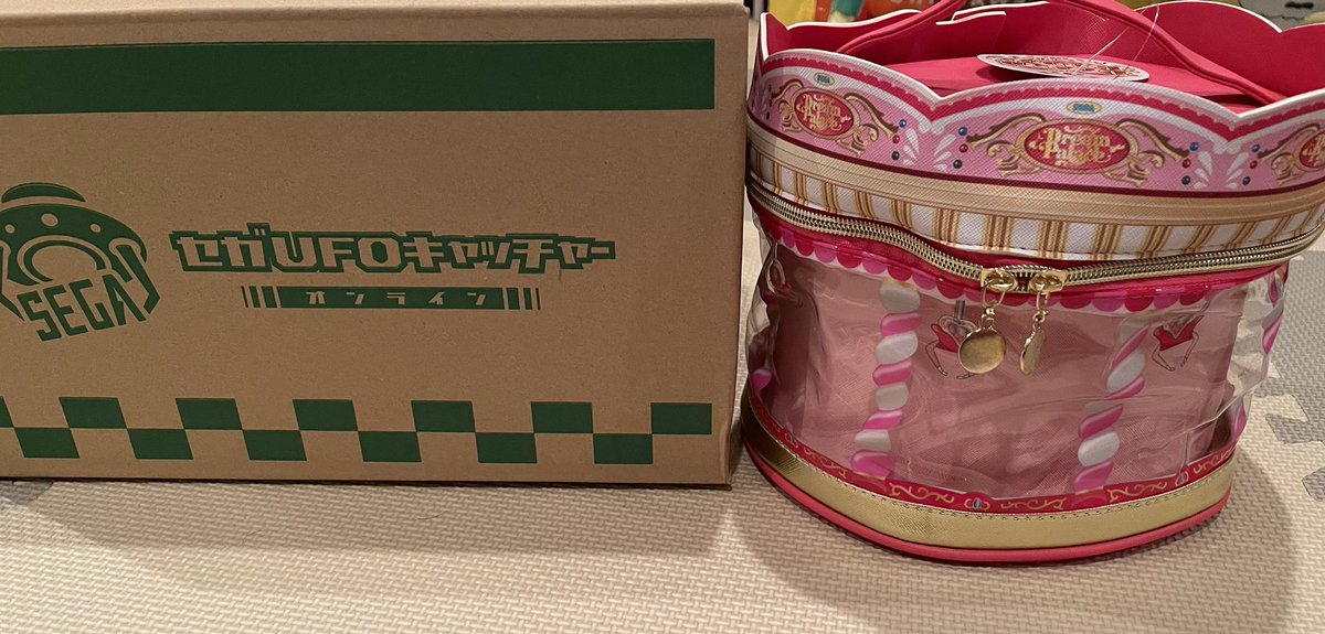 riririsml's tweet photo. ブース復活してるみたい🎠🎡🎢
品質はその……ビニールの部分がどうしても……ね🥹՞
中の方のポーチは堅めのしっかりした作り。
煌びやかに撮影しようと思ったけど、ぎうぎうだった( ߹𖥦߹ )
#実景品ブースでアシスト
#4000円近い高級バニティ
#NoVAnity https://t.co/t3toAqabEk