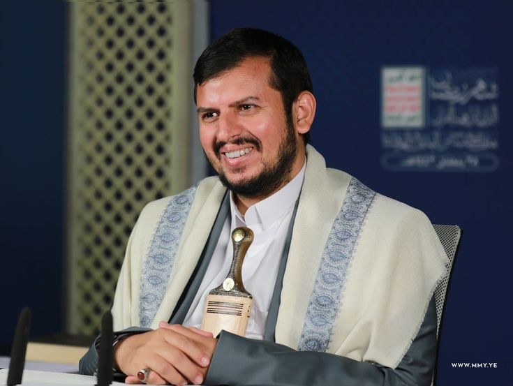 مالذي بينك وبين الله حتى يهابك الأعداء ويخافون من خطاباتك ويحسبون لك الف حساب...؟
من اين تستمد الشجاعة والقوة ؟
لقد حيرت العلماء أيها السيد عبد الملك بدرالدين الحوثي حفظك الله اطال الله في عمرك ياسيدي ومولاي••

#نفسي_وروحي_لك_الفداء