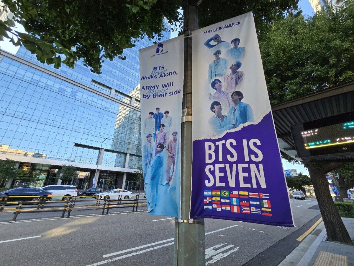 stayalivejksg's tweet photo. EL PROYECTO DE ARMY LATAM, OMG!! LOS BANNERS Y EL DIGITAL TAXI SHELTER YA SE ENCUENTRAN AFUERA DE HYBE, TODO ESTO EN APOYO A BTS Y YOONGI💜🫂 QUEDO LINDO, SE LUCIERON!!

DEJEN SUS COMENTARIOS, AUMENTEMOS LAS TENDENCIAS 🫵 

WE LOVE YOU BTS
BTS IS SEVEN
FUTURES GONNA BE OKAY https://t.co/E6PrOvLuux