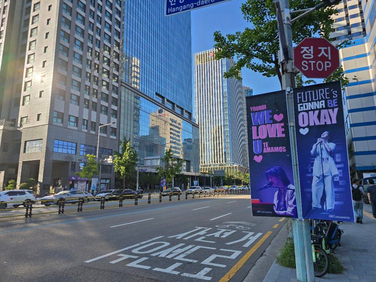 stayalivejksg's tweet photo. EL PROYECTO DE ARMY LATAM, OMG!! LOS BANNERS Y EL DIGITAL TAXI SHELTER YA SE ENCUENTRAN AFUERA DE HYBE, TODO ESTO EN APOYO A BTS Y YOONGI💜🫂 QUEDO LINDO, SE LUCIERON!!

DEJEN SUS COMENTARIOS, AUMENTEMOS LAS TENDENCIAS 🫵 

WE LOVE YOU BTS
BTS IS SEVEN
FUTURES GONNA BE OKAY https://t.co/E6PrOvLuux