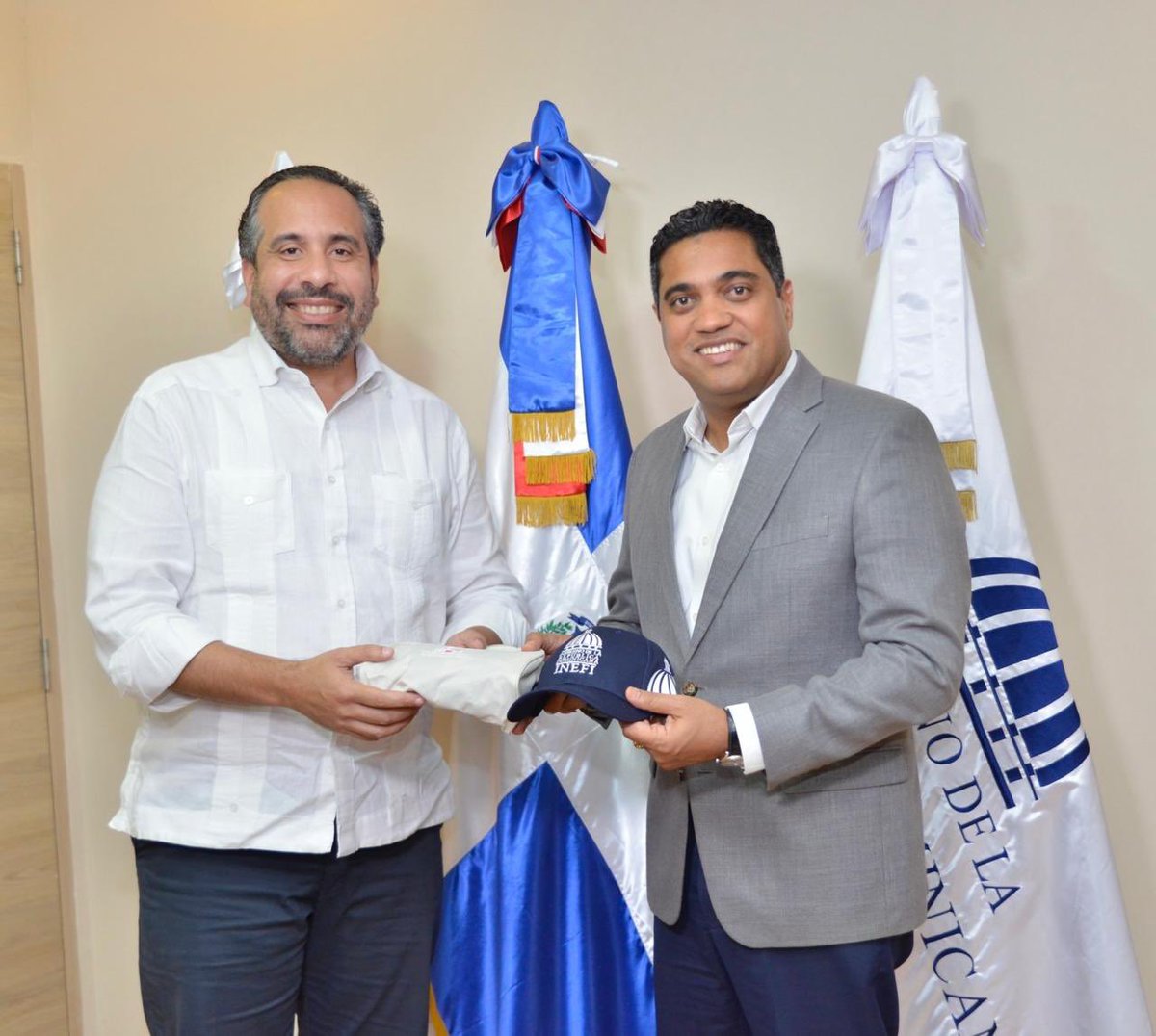 miderec_rd's tweet photo. El Ministerio de Deportes y Recreación (MIDEREC) y el Instituto Nacional de Educación Física (INEFI) unirán esfuerzos con el objetivo de que el deporte escolar y de alto rendimiento se encaucen por un rumbo de avance y progreso a nivel general.

Así lo revelaron el ministro de Deportes y Recreación, @kelvincruzrd , y el director ejecutivo del INEFI, Alberto Rodríguez, @ARenLosDeportes , durante un encuentro sostenido este martes por ambos funcionarios en la sede principal del Instituto Nacional de Educación Física.

“Con la alianza entre el INEFI y el MIDEREC, se contrae un matrimonio entre ambas instituciones, en el que el deporte escolar y el de alto rendimiento saldrán altamente beneficiados”, resaltó Rodríguez.

El director del INEFI ponderó la gran labor realizada por Kelvin Cruz en la ciudad de La Vega, donde el nuevo ministro deportivo realizó una labor significativa por el baloncesto en la “Ciudad Olímpica”.

De su lado, el ministro Cruz, consideró oportuno el encuentro del cual serán beneficiados no solo el estudiantado en las escuelas y universidades, sino también en el deporte a nivel general.

#UnidosPorElDeporte
#ApoyandoLoNuestro
#ElDeporteCrece
#SeguimosCambiando
#DominicanaAvanza
