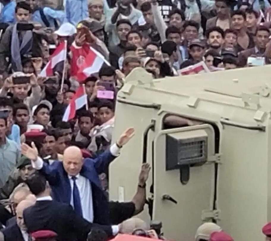 هذا قائدنا ورئيسنا بين شعبه يد تبني ويد تحرر الوطن .
فأين سيدكم المزعوم انه كالجرذ يختبئ في الكهوف .
#تعز_ترحب_بالرئيس_العليمي