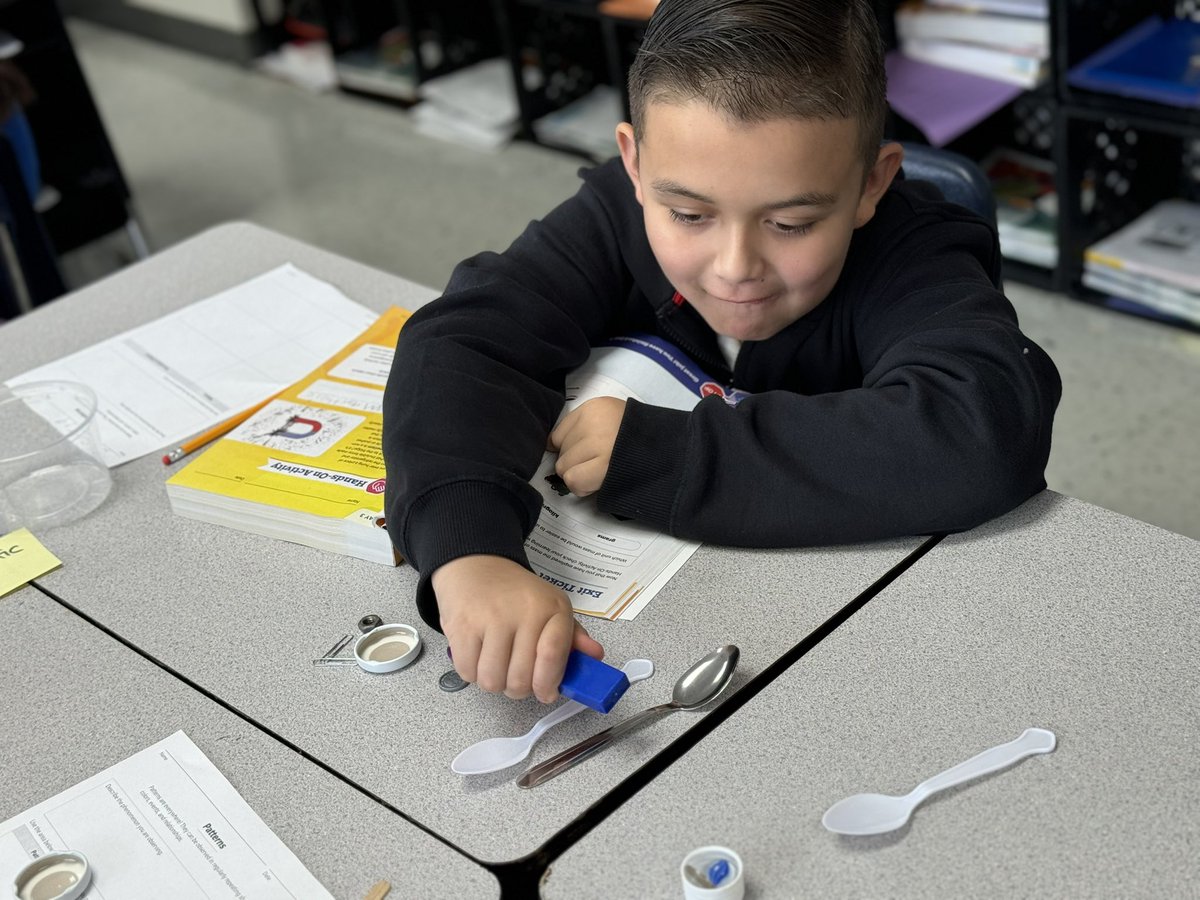 EISDscience's tweet photo. Exploring classifying properties of matter was taking place across Edgewood. Student were generating questions and using hands on labs to explore the concept. #HMHScience @DrH_OnTheEdge @CruzServeLead @jonivaraHMH @EdgewoodLeads @PeralesESchool @LomaParkES https://t.co/v1ys6RmtWe